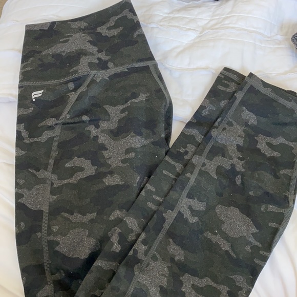Fabletics power hold camo legging - Picture 3 of 3
